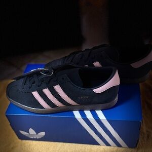 NWT- Adidas Women's Stadt Sneakers in Grey with Pink Stripes